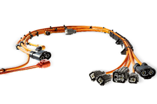 新能源高压线束是指用于传输高压电力和信号的电线束，通常用于电动汽车、混合动力汽车和其他新能源设备中。与传统汽车相比，新能源车辆使用更高电压的电力系统，因此需要使用高压线束来传输电能。